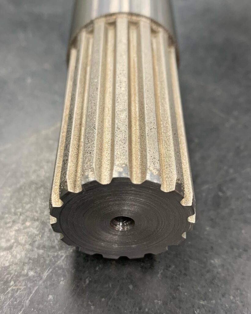 旋盤加工された軸にスプライン形状を型彫放電加工しました。