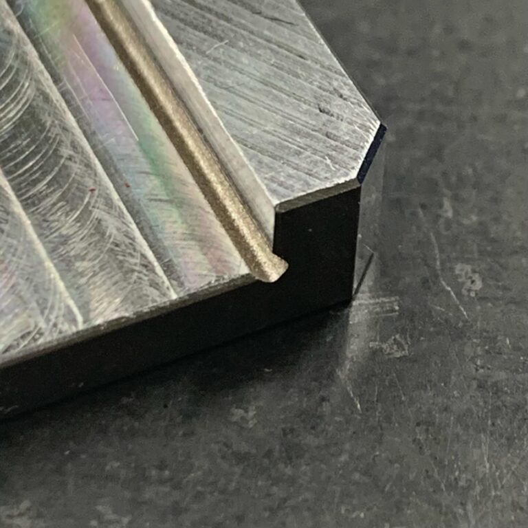 切削加工で削り出された角隅部の逃げ加工のご依頼。 - ワイヤー放電加工の事なら有限会社ミクロ技研